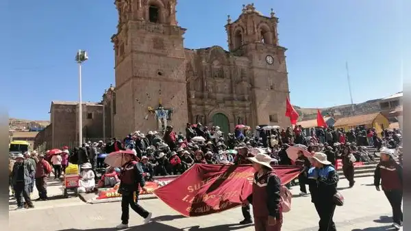 Puno: maestros paralizan para rechazar voucher educativo