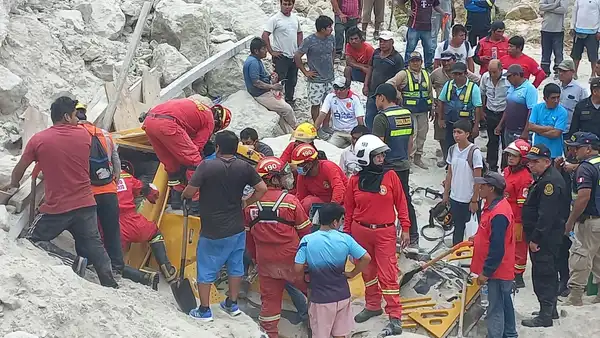 ¡Milagro! Obrero fue rescatado con vida tras quedar atrapado bajo un cerro de rocas en Piura