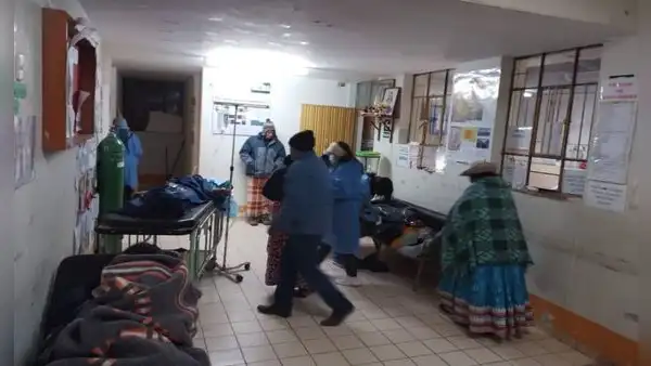 Arequipa: 1 menor fallecido y 11 heridos en caída de miniván a barranco
