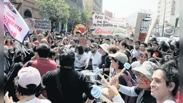 Estudiantes protestan contra medidas del Congreso y del MEF