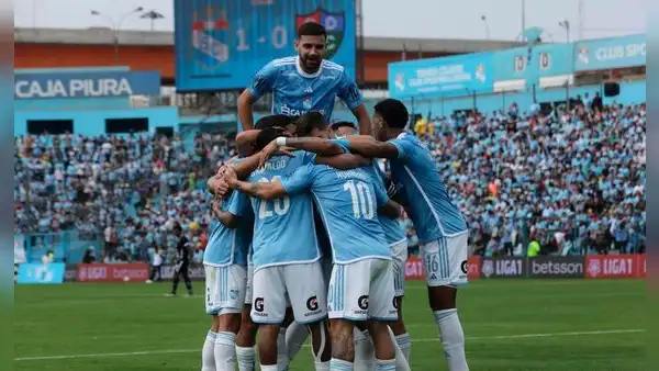 En un partido polémico, Cristal goleó 3-0 a Comercio y quedó listo para enfrentar a Alianza