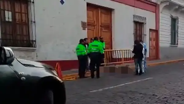 Policía muere tras estrellar su moto contra una baranda en Arequipa