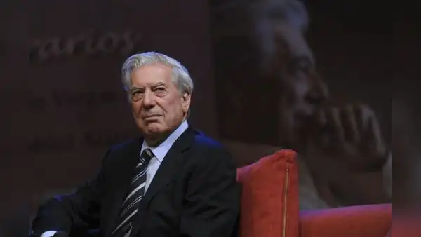 Mario Vargas Llosa hospitalizado tras dar positivo por COVID-19
