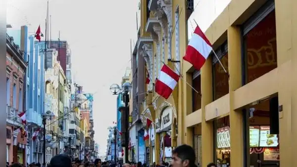 ¿Por qué en Fiestas Patrias se coloca banderas en las casas y cuál es la multa por no hacerlo?