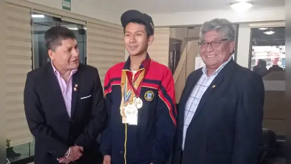 “Cumplirá su sueño”: ajedrecista arequipeño que vendía caramelos consiguió apoyo para viajar a Chile