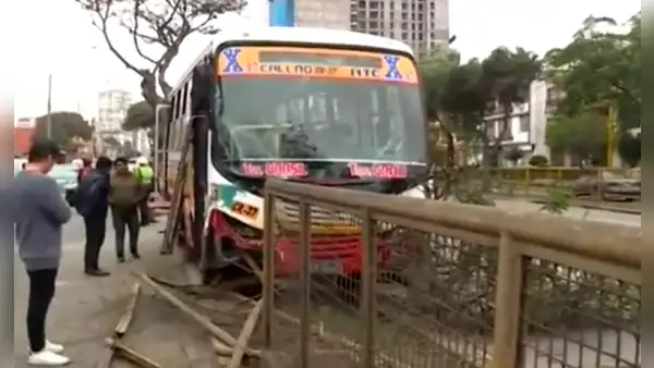 Jesús María: bus de transporte público se choca en plena avenida Brasil tras vaciarse los frenos