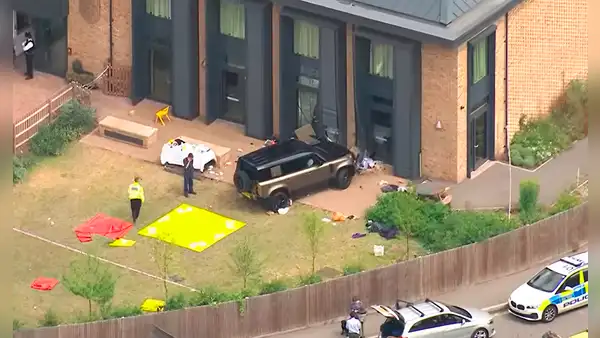 Mujer atropella a 6 niños y 2 adultos tras chocar contra una escuela en Londres: una menor falleció