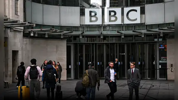 La BBC separa a conocido presentador de TV por supuestos pagos a un menor por contenido sexual
