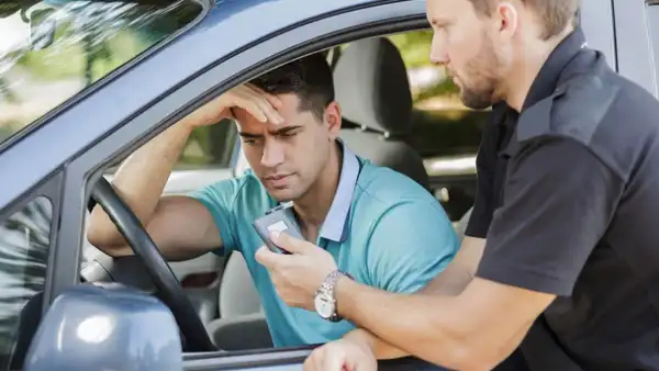 ¿Puedo tener licencia para moto si me inhabilitaron para conducir un auto?