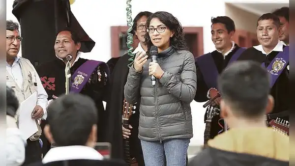 Leslie Urteaga seguirá en el Ministerio de Cultura: voceros del Gobierno descartan su salida