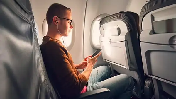 “Pagué por el espacio para las piernas”: joven se negó a ceder sus asientos a 2 ancianos en avión