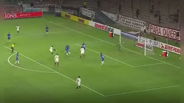 Golazo de Rivera para el 2-0 de Universitario: la paró de derecha y definió de zurda