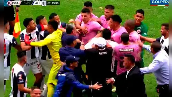 Jugadores de Alianza y Boys se pelaron: Haro expulsó a 2, revisó el VAR y anuló las rojas