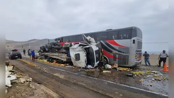 Tragedia en carretera de Áncash: chofer y pasajera fallecen en choque de ómnibus con camión
