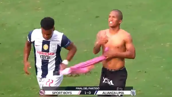 Aldair Rodríguez le arranchó la camiseta a Morales y el volante lo correteó para recuperarla