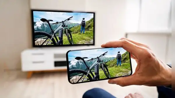 ¿Cómo conectar mi celular a mi televisor sin cable?