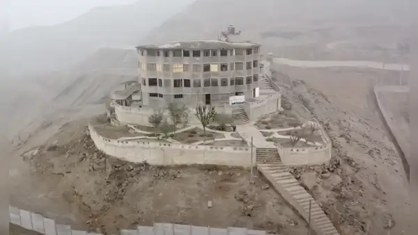 La extraña mansión abandonada en la cima de un cerro de San Juan de Lurigancho: así es por dentro