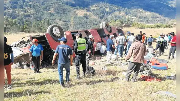 Áncash: Bus cae a abismo de 200 metros y deja 11 muertos y 15 heridos