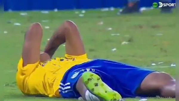 Joao Grimaldo no soportó la eliminación de Cristal y terminó llorando desconsoladamente en el campo
