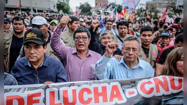 Protestas en Perú: volvieron a cerrar el puente internacional de Ilave en Puno