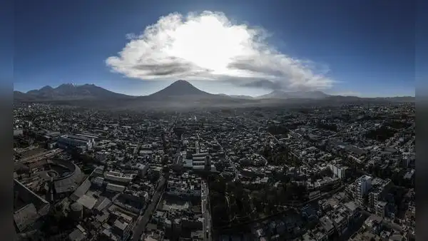 Volcán Ubinas: cenizas nublaron parte de la ciudad de Arequipa