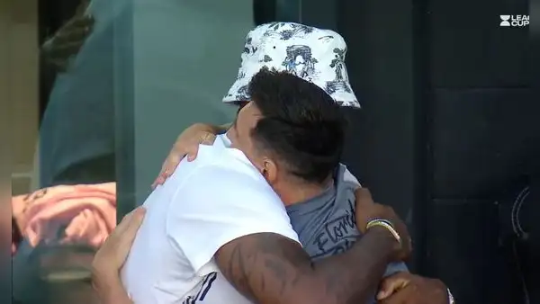 ¡Noche de cracks! Messi, LeBron James y el efusivo abrazo en debut del argentino en Inter de Miami