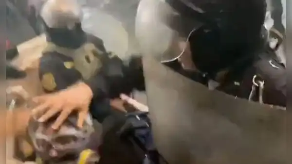 ‘Marcha Nacional’: graban a policía quitándole implementos de protección a manifestante