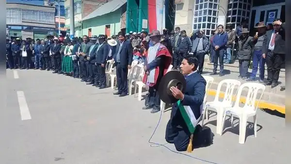 Alcalde de Acora, en Puno, pidió perdón de rodillas por reunirse con Dina Boluarte