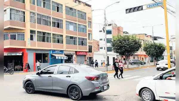 Semáforos están inoperativos y sin la intervención de la Municipalidad Provincial