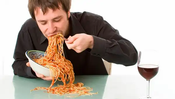 Los peligros de ingerir alimentos cuando no tienes hambre