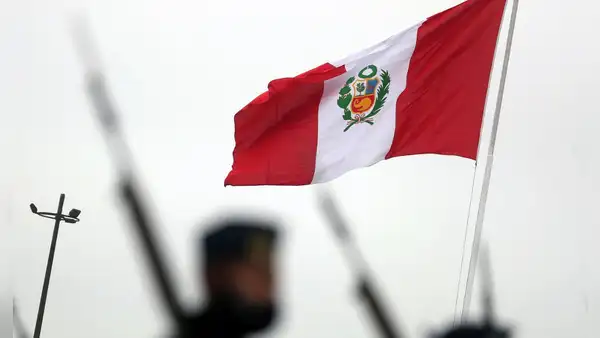 ¿Cuál es la historia y el significado de los colores de la bandera del Perú?