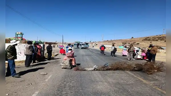 Puno: aimaras bloquean carreteras del sur para exigir renuncia de presidenta Dina Boluarte
