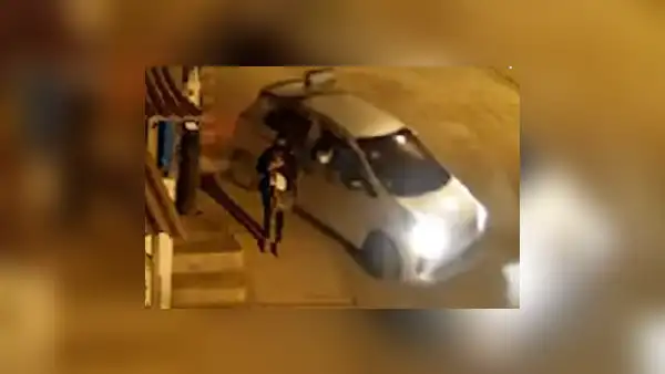 Delincuente en auto arrastra a mujer para robarle su cartera en Arequipa