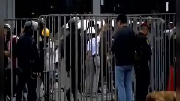 Manifestantes protestan en el frontis del Congreso previo a la elección de la nueva Mesa Directiva