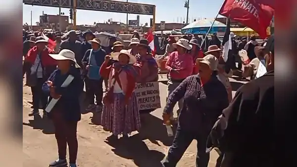 Más de 2.000 profesores protestan contra Dina Boluarte y el Congreso en aeropuerto de Puno