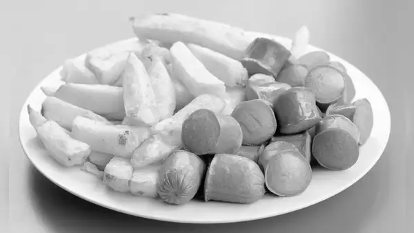 ¡De no creer! La salchipapa se ubica entre las 5 peores comidas callejeras de Perú