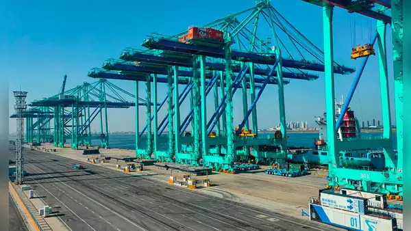 Así funciona el puerto inteligente de Tianjín: sin conductores de camiones y grúas