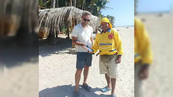 Heladero encuentra celular en la playa y busca a su dueño para devolverlo en Piura: “¡Hace patria!”