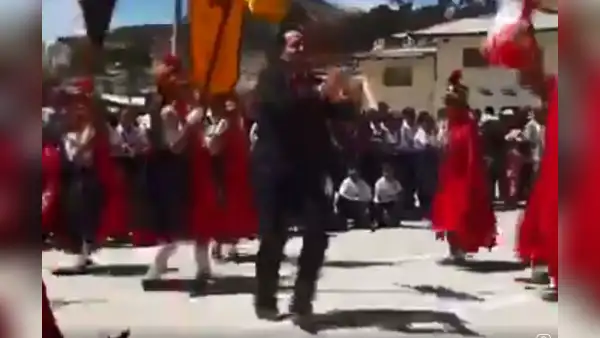 Director de colegio sorprende al bailar con alumnos la contradanza en desfile en La Libertad