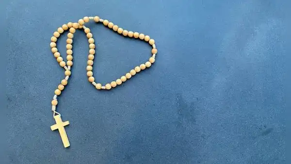 ¿Cómo rezar el Santo Rosario y qué representa en el catolicismo?