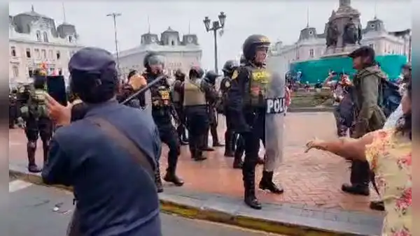 PNP y manifestantes se enfrentan en plaza Dos de Mayo mientras se desarrolla la Gran Parada Militar
