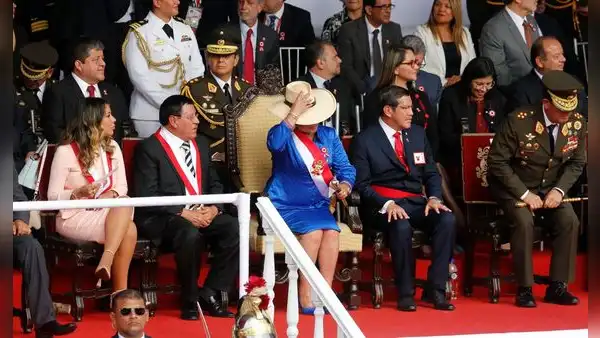 Dina Boluarte es captada con un sombrero durante la Gran Parada Militar 2023
