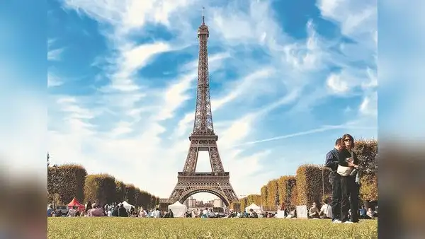 Francia: liberan a 2 hombres acusados de violación grupal a turista mexicana cerca de la torre Eiffel