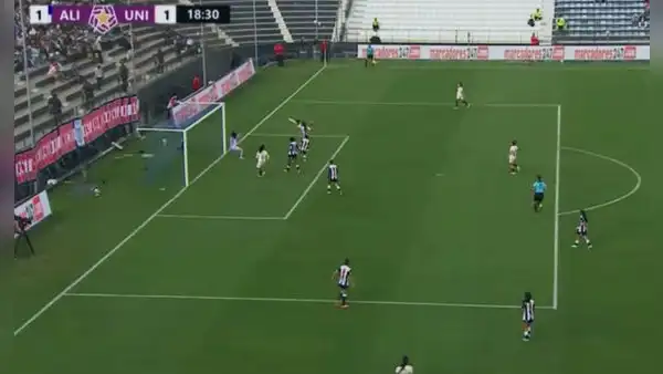 Luz Campoverde anota un golazo de cabeza y Universitario empata el clásico ante Alianza Lima