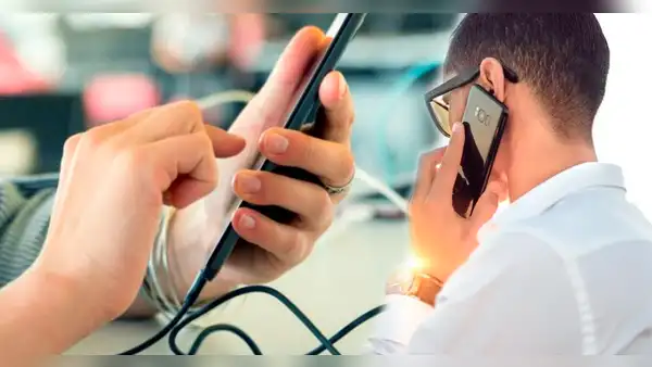 ¿Cuáles son los riesgos que corres al hablar por tu teléfono mientras está cargando?