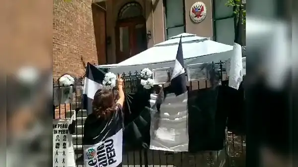 Peruanos colocan banderas de luto como protesta contra Dina Boluarte en consulado de Nueva York