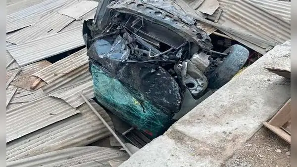SJL: auto cae sobre vivienda y un menor de 16 años se salva de morir
