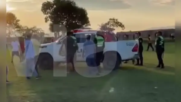 Árbitros de la Copa Perú son sacados en patrullero de campo de fútbol para evitar que los linchen
