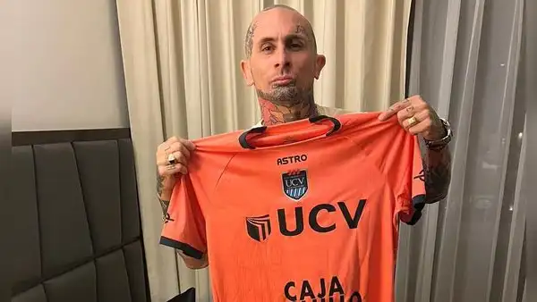 ¿Nuevo hincha 'poeta'?: Emanuel Noir de Ke Personajes posó con la camiseta del club César Vallejo