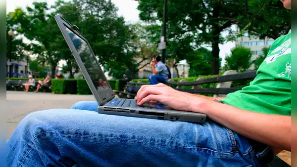 ¿Usas tu laptop sobre las piernas? Los riesgos a los que te expones por esa mala costumbre